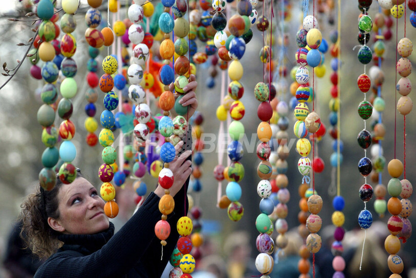 世界記録更新 イースターエッグ7万6000個をぶらさげた イースターツリー ドイツ 写真1枚 国際ニュース Afpbb News