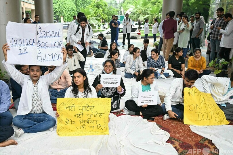 研修医が勤務先で強姦・殺害される、医師らが抗議のスト インド インド・ニューデリーで、コルカタの研修医が強姦された上で殺害された事件に抗議する医師や医療従事者(2024年8月12日撮影)。(c)Money SHARMA / AFP