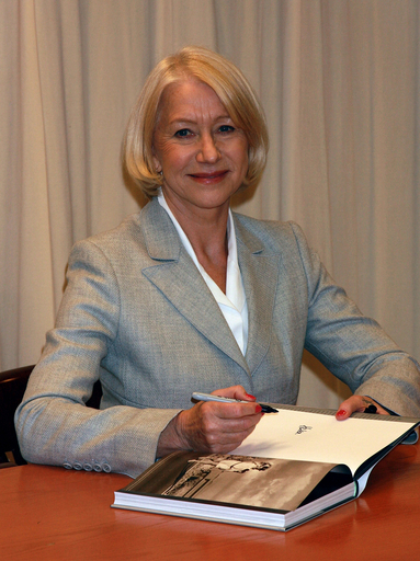 ヘレン・ミレンさん直筆サイン入りフォト 女優ヘレン・ミレン、新著の発売記念イベント開催 写真4枚 国際