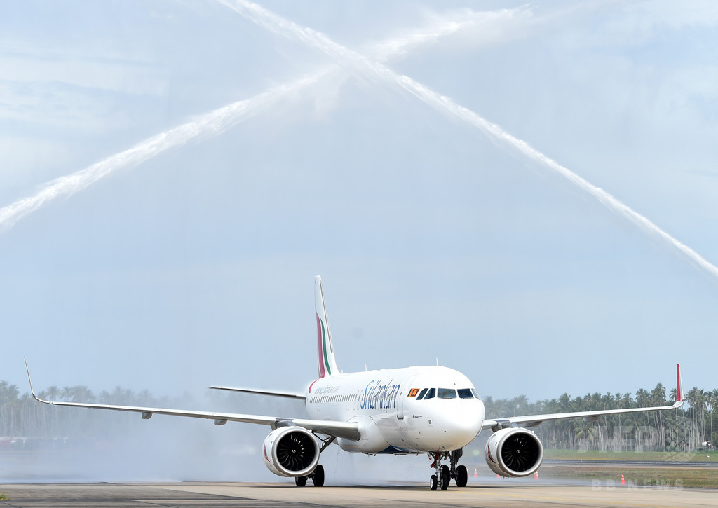 スリランカ航空機で携帯電話のバッテリーから出火、乗務員ら消し止める スリランカ航空機で携帯電話のバッテリーから出火、乗務員ら消し止める
