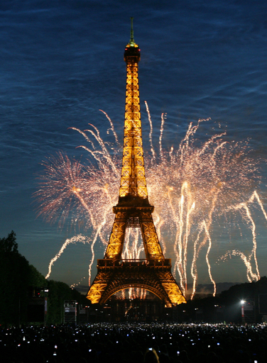 仏革命記念日、エッフェル塔で花火打ち上げ 写真28枚 国際ニュース