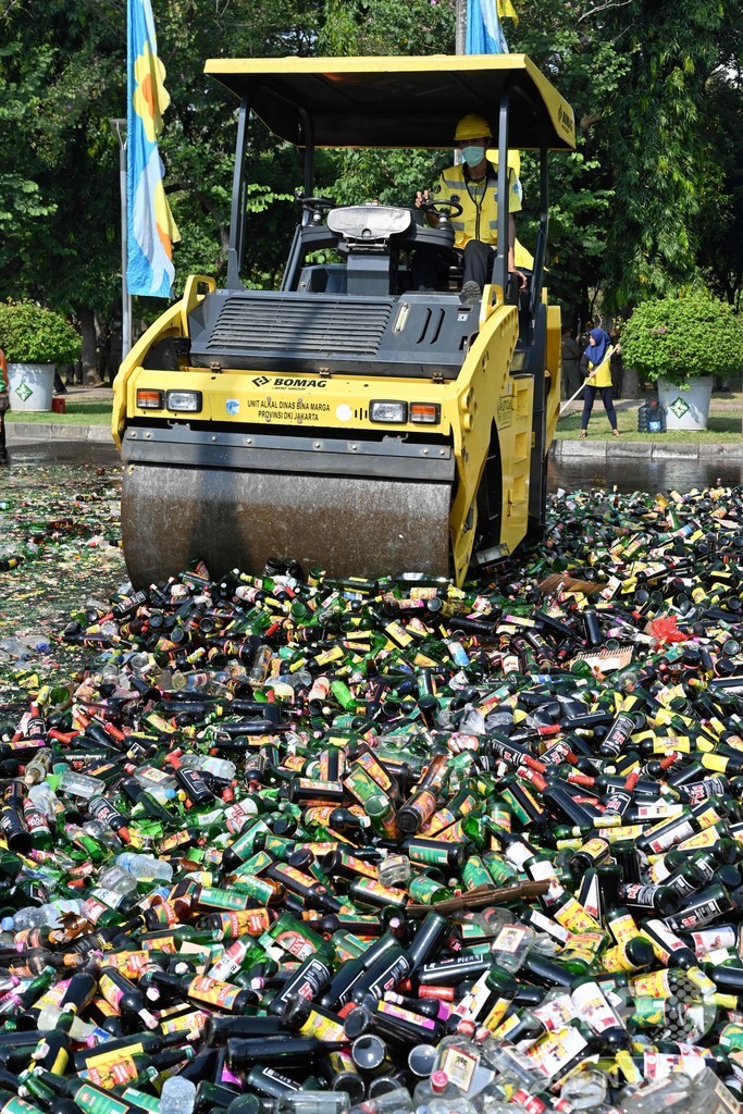 密造酒1万8000本を重機で破壊 ラマダン中の飲酒に警告 インドネシア 写真9枚 国際ニュース Afpbb News