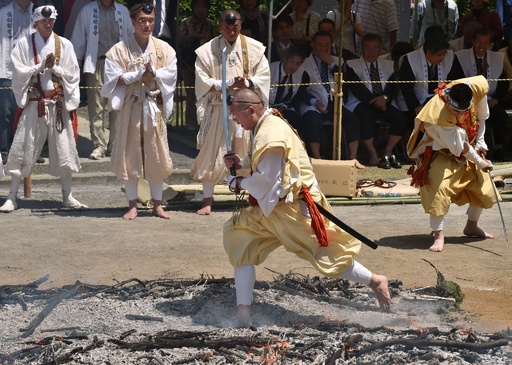 つつじ祭りと火渡りの荒行 青梅市 塩船観音寺 写真11枚 国際ニュース Afpbb News