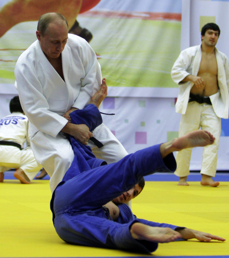 黒帯プーチン露首相、柔道の練習でひと汗 写真17枚 国際ニュース 