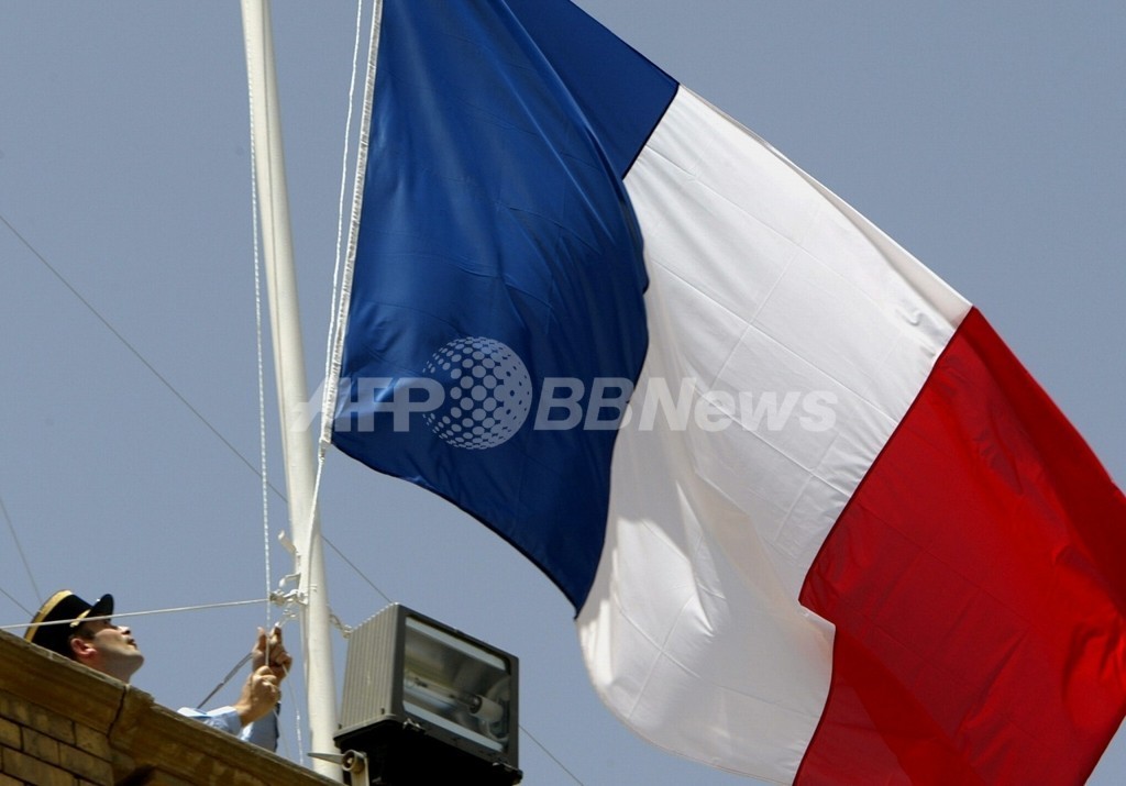 国旗の侮辱を禁じる新法を公布、フランス 国旗の侮辱を禁じる新法を公布、フランス