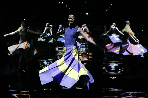 3Dスチームストレッチ技術で色の可能性を追求、「イッセイ ミヤケ」15