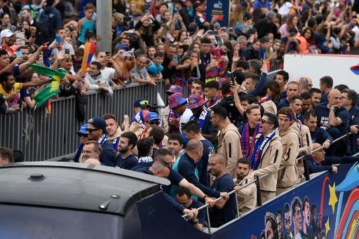 FCバルセロナが優勝パレード 4季ぶりリーグ制覇 写真10枚 国際ニュース