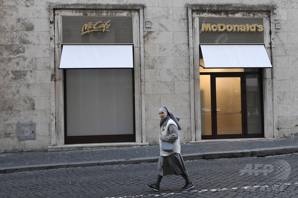 バチカンのマクドナルド、ホームレスにハンバーガー提供へ バチカンのマクドナルド、ホームレスにハンバーガー提供へ
