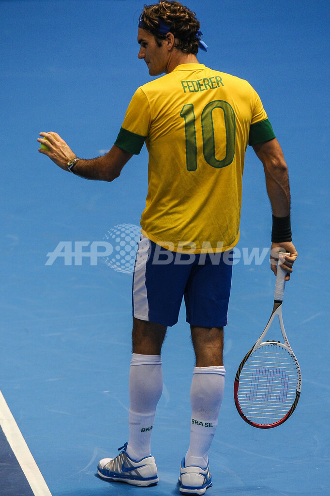 フェデラー、サッカーブラジル代表のユニホームでエキシビション 写真
