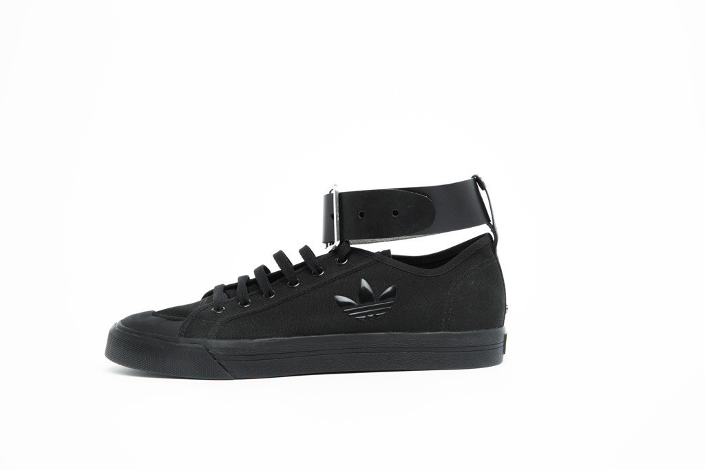 定番シューズを再解釈！ 「アディダス バイ ラフ・シモンズ」