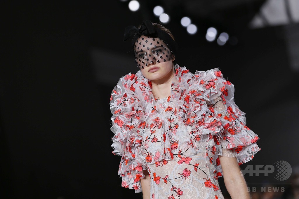 モノトーンに花飾りとレースを添えて、「ジャンバティスタ・ヴァリ」15年春夏オートクチュール