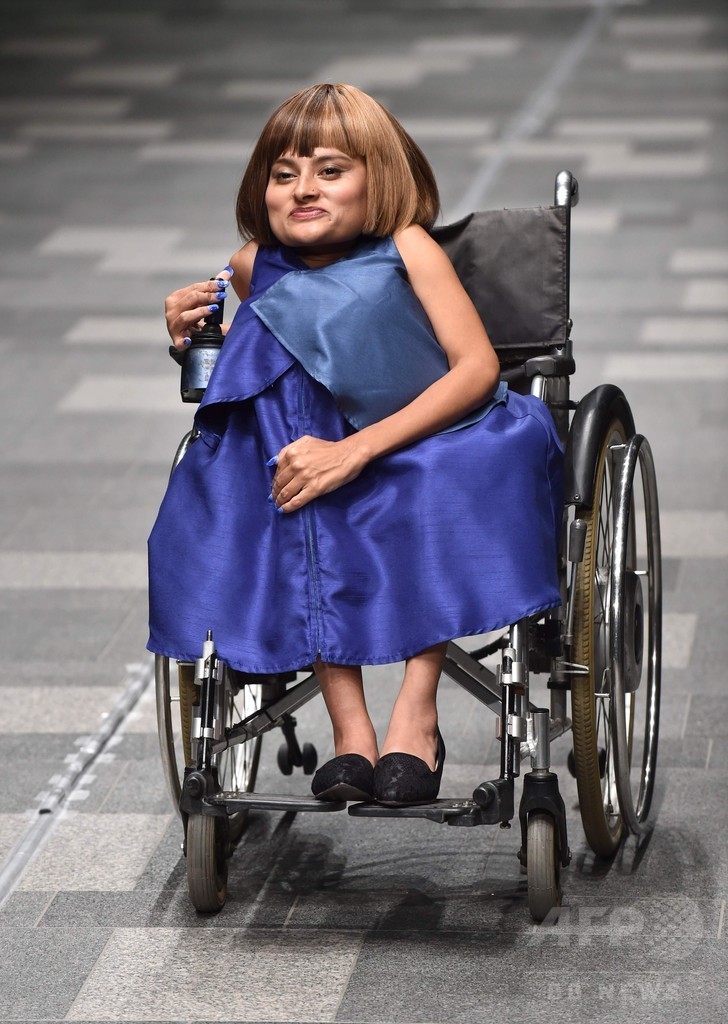 ハンセン病の偏見と闘う元患者女性、ランウェイで輝く 東京