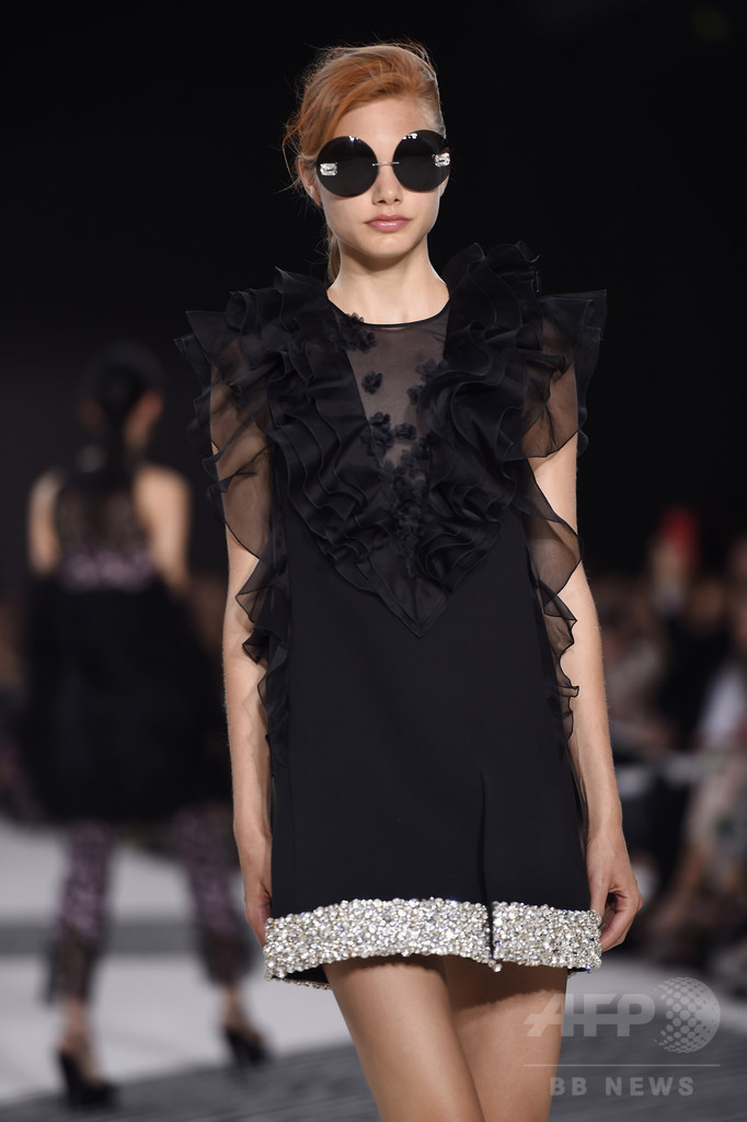 夢を運ぶロマンティックなドレス、「ジャンヴァティスタ・ヴァリ」15/16年秋冬オートクチュール