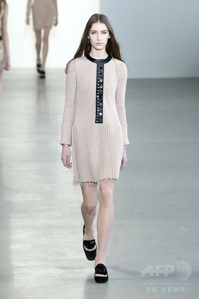 フェミニンさを併せ持つ強い女性をイメージ、「カルバン クライン コレクション」15/16年秋冬