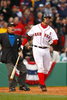09MLB、ボストン・レッドソックス（%%Boston Red Sox%%）対タンパベイ・レイズ（%%Tampa Bay Rays%%）。試合はレッドソックスが5-3で勝利し、開幕戦を白星で飾った。写真は6回にソロ本塁打を放ち、打球を見つめるボストン・レッドソックスのジェイソン・バリテック（%%Jason Varitek%%）。（2009年4月7日撮影）(c)AFP/Getty Images/Jim Rogash