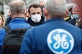 仏東部ベルフォールの原子力発電用タービン工場で、職員と話すエマニュエル・マクロン大統領（中央、2022年2月10日撮影）。(c)Jean-Francois Badias / POOL / AFP