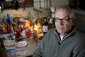 スウェーデンのNyhamnslageで取材に応じる漫画家のラーシュ・ビルクス氏（2012年1月3日撮影）。(c)AFP/BJORN LINDGREN