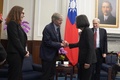 台湾の蔡英文総統と握手を交わすジェームズ・スタインバーグ元米国務副長官。台湾台北の総統府で（2024年1月15日撮影）。(c)CNA/AFP