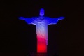 ブラジル・リオデジャネイロ（Rio de Janeiro）のコルコバード（Corcovado）の丘に立つ、オーストラリアの国旗の色に染め上げられた巨大なキリスト像（Christ the Redeemer、2014年6月11日撮影）。(c)AFP/YASUYOSHI CHIBA