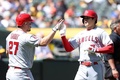 23MLB、オークランド・アスレチックス対ロサンゼルス・エンゼルス。3回に得点を喜ぶロサンゼルス・エンゼルスのマイク・トラウト（左）と大谷翔平（2023年4月1日撮影）。(c)Ezra Shaw/Getty Images/AFP