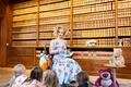 スウェーデンの首都ストックホルムの市庁舎で、ドラァグクイーン姿で子どもに本の読み聞かせをするヤン・ヨンソン副市長。自由党提供（2023年5月26日撮影、6月15日提供）。(c)AFP PHOTO / ROBIN BACKMAN / LIBERALERNA STOCKHOLM