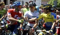 第69回ブエルタ・ア・エスパーニャ（69th Vuelta a Espana）、第4ステージ（マイレナ・デル・アルコールからコルドバ、164.7キロメール）。スタートを控えるチーム・サクソ・ティンコフ（Team Saxo-Tinkoff）のアルベルト・コンタドール（Alberto Contador、右）とオリカ・グリーンエッジ・サイクリングチーム（Orica GreenEDGE Cycling Team）のマイケル・マシューズ（Michael Matthews、左、2014年8月26日撮影）。(c)AFP/JOSE JORDAN