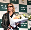 11日から全国公開となる映画『マネー・ボール（Moneyball）』の主演俳優ブラッド・ピット（Brad Pitt）が10日、来日会見を行った。会場には、ゲストとして女優吹石一恵（Kazue Fukiishi）も登場した。写真は、吹石から花束を贈られたピット（2011年11月10日撮影）。(c)AFP/Yoshikazu TSUNO 

&lt;a href=&quot;http://www.afpbb.com/article/entertainment/news-entertainment/2839947/8059373&quot;&gt;&lt;b&gt;【関連記事】ブラピ、震災日本の「不屈の魂」を称賛 「勇気付けられる」&lt;/b&gt;&lt;/a&gt;