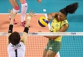女子バレーボール・ワールドグランプリ（FIVB World Grand Prix 2014）決勝ラウンド最終日、日本対ブラジル。スパイクを打つブラジルのフェルナンダ・ロドリゲス（Fernanda Rodrigues、2014年8月24日撮影）。(c)AFP/KAZUHIRO NOGI