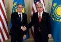 カザフスタンの首都アスタナで握手するカシムジョマルト・トカエフ大統領（右）とアントニー・ブリンケン米国務長官（2023年2月28日撮影）。(c)OLIVIER DOULIERY / POOL / AFP