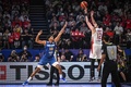 FIBAバスケットボール・ワールドカップ、17-32位順位決定ラウンド・グループO、日本対カーボベルデ。得点を狙う渡辺雄太（右、2023年9月2日撮影）。(c)Yuichi YAMAZAKI / AFP