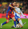 10-11スペイン1部リーグ第27節、FCバルセロナ（FC Barcelona）対レアル・サラゴサ（Real Zaragoza）。レアル・サラゴサのイリ・ヤロシク（Jiri Jarosik、右）のチェックを受けるFCバルセロナのシャビ・エルナンデス（Xavi Hernandez、2011年3月5日撮影）。(c)AFP/LLUIS GENE
