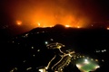 ギリシャ西部ペロポネソス半島のオリンピック・アカデミーに迫る山火事（2021年8月4日撮影）。(c)Eurokinissi / AFP