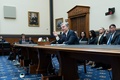 米下院司法委員会で証言する連邦捜査局（FBI）のクリストファー・レイ長官（中央、2024年7月25日撮影）。(c)ROBERTO SCHMIDT / AFP