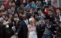 2007年11月21日、上海（Shanghai）で報道陣や観光客に取り囲まれるパリス・ヒルトン（Paris Hilton）。(c)AFP/Mark RALSTON