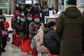 中国・武漢の紅十字会医院で、医師の診断を待つ人々（2020年1月25日撮影）。(c)Hector RETAMAL / AFP