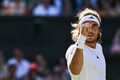 テニス、ウィンブルドン選手権、男子シングルス2回戦。セットを奪ってガッツポーズをするステファノス・チチパス（2023年7月7日撮影）。(c)SEBASTIEN BOZON / AFP