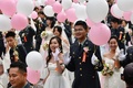 台湾・桃園市の陸軍基地で、合同結婚式に参加するカップル（2020年10月30日撮影）。(c)Sam Yeh / AFP