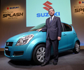都内で開かれた発表会で、ハンガリー生産・逆輸入の新型小型車「スプラッシュ（Splash）」を紹介するスズキ自動車（Suzuki Motor）の津田紘（Hiroshi Tsuda）社長兼COO（最高執行責任者、2008年10月21日撮影）。(c)AFP/Kazuhiro NOGI