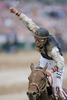 米国競馬のG1レース、第135回ケンタッキーダービー（%%135th Kentucky Derby%%、3歳、ダート10ハロン）がチャーチルダウンズ競馬場（Churchill Downs）で開催され、キャルヴィン・ボレル（%%Calvin Borel%%）騎手騎乗のマインザットバード（Mine That Bird）が、2着以下に6と3/4馬身差以上をつけて優勝した。写真はトップでフィニッシュし歓喜するボレル騎手。（2009年5月2日撮影）(c)AFP/Getty Images/Matthew Stockman