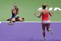 女子テニス、WTAツアー選手権最終日。勝利を喜ぶティメア・バボス/アンドレア・フラバコバ組（2017年10月29日撮影）。(c)AFP/Roslan RAHMAN