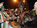 南米ウルグアイの首都モンテビデオ（Montevideo）で行われた、カーニバルの開幕パレードで踊るダンサーとドラマー（2014年1月25日撮影）。(c)AFP/Miguel ROJO