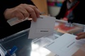総選挙が行われたスペインで南部アンダルシア自治州マラガ近くの投票所で投票する男性（2019年4月28日撮影）。(c)JORGE GUERRERO / AFP