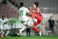 2022年サッカーW杯カタール大会アジア最終予選グループA、韓国対イラン。相手選手と衝突する韓国の李宰誠（右、2021年9月2日撮影）。(c)Jung Yeon-je / AFP