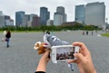 ぬいぐるみの「東京ツアー」中に写真を撮影する、旅行代理店「ウナギトラベル」の代表、東園絵（Sonoe Azuma）さん（2013年10月4日撮影）。(c)AFP/KAZUHIRO NOGI