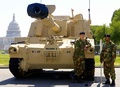 米軍の自走榴弾（りゅうだん）砲「M109A6」（2002年5月10日撮影）。(c)Paul J. RICHARDS / AFP