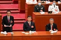 中国・北京の人民大会堂で行われた中国共産党第20回大会開幕式で、席に着く（左から）李克強首相、習近平国家主席、胡錦濤前国家主席（2022年10月16日撮影）。(c)Noel CELIS / AFP