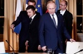 仏パリで、ロシアのウラジーミル・プーチン大統領（右）らとの会談に臨むウクライナのウォロディミル・ゼレンスキー大統領（2019年12月9日撮影）。(c)LANGSDON / POOL / AFP