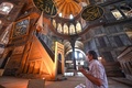 トルコ・イスタンブールのアヤソフィア博物館内で祈る来館者（2020年6月26日撮影）。(c)Ozan KOSE / AFP