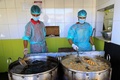 マスクを着けて調理する男性ら（2020年3月24日撮影、資料写真）。(c)Mohammed HUWAIS / AFP