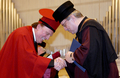 写真はマーツァル（左）と同音学院のVaclav Cejpek氏。(c)AFP/Otto Ballon Mierny